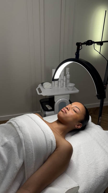 Fachkraft bei Gesichtsbehandlung